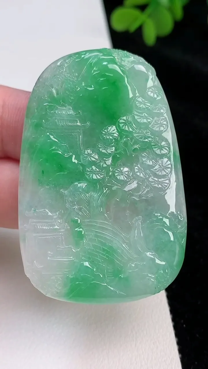 天然A货翡翠山水牌吊坠，尺寸55-36.2-5.6，重量:25.45g
6月25日