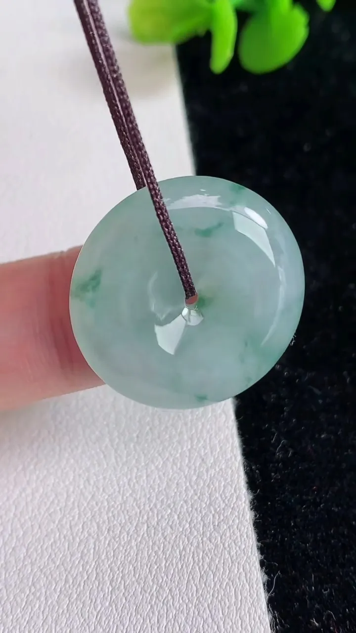 天然A货翡翠飘花平安扣吊坠，尺寸23-4.8，重量:5.33g
6月25日