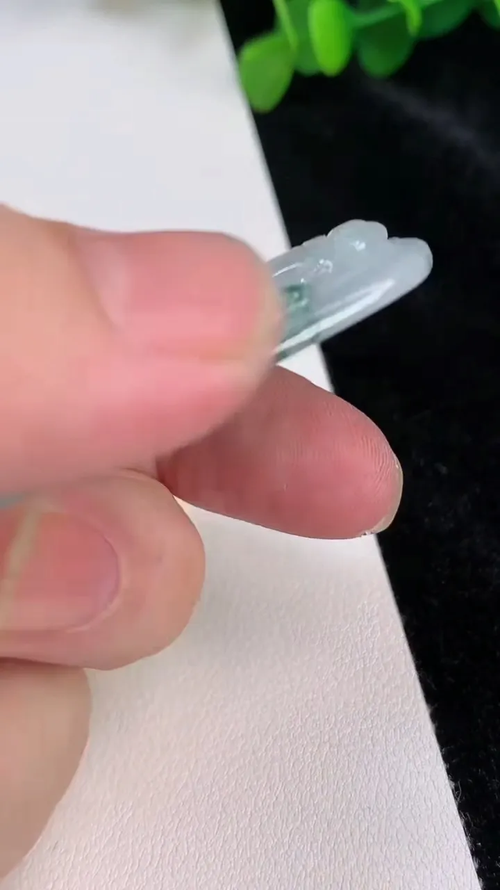 天然A货翡翠大势至菩萨吊坠，尺寸69-30-6，重:27.23g
6月25日