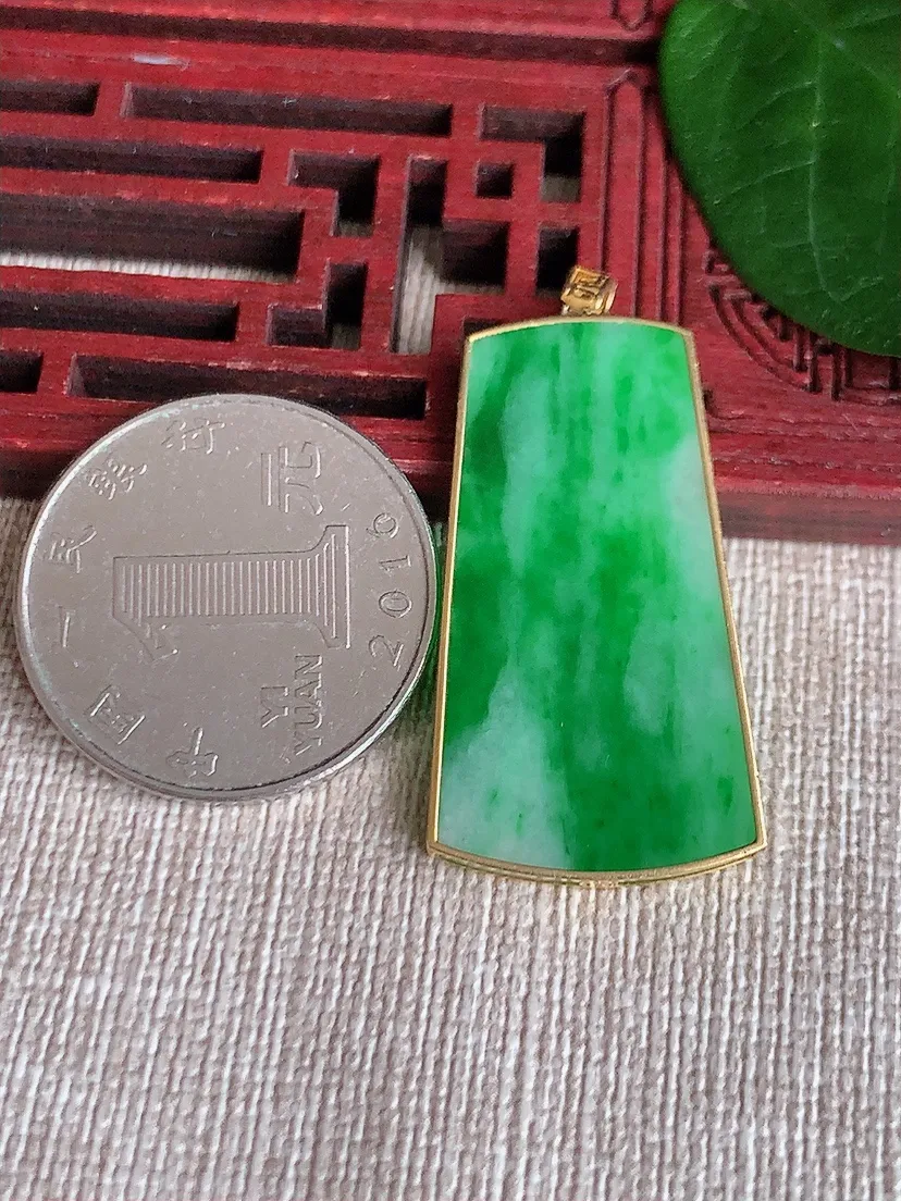 天然A货翡翠18K飘绿无事牌吊坠尺寸34.2×18.7×2m量4.49g 0624