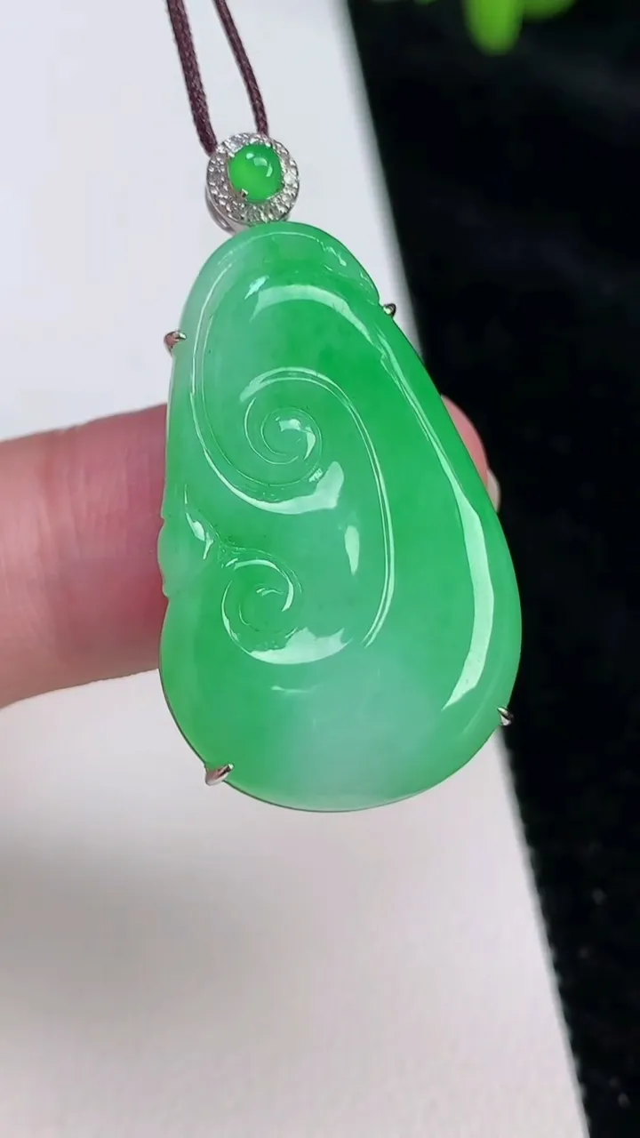 天然A货翡翠如意吊坠，尺寸36-30.2-19.3-5.3，重量:6.45g
6月25日