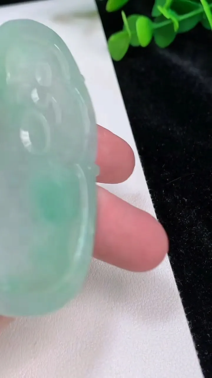 天然A货翡翠祥龙财神爷吊坠，尺寸72-42-6.4，重:35.58g
6月25日