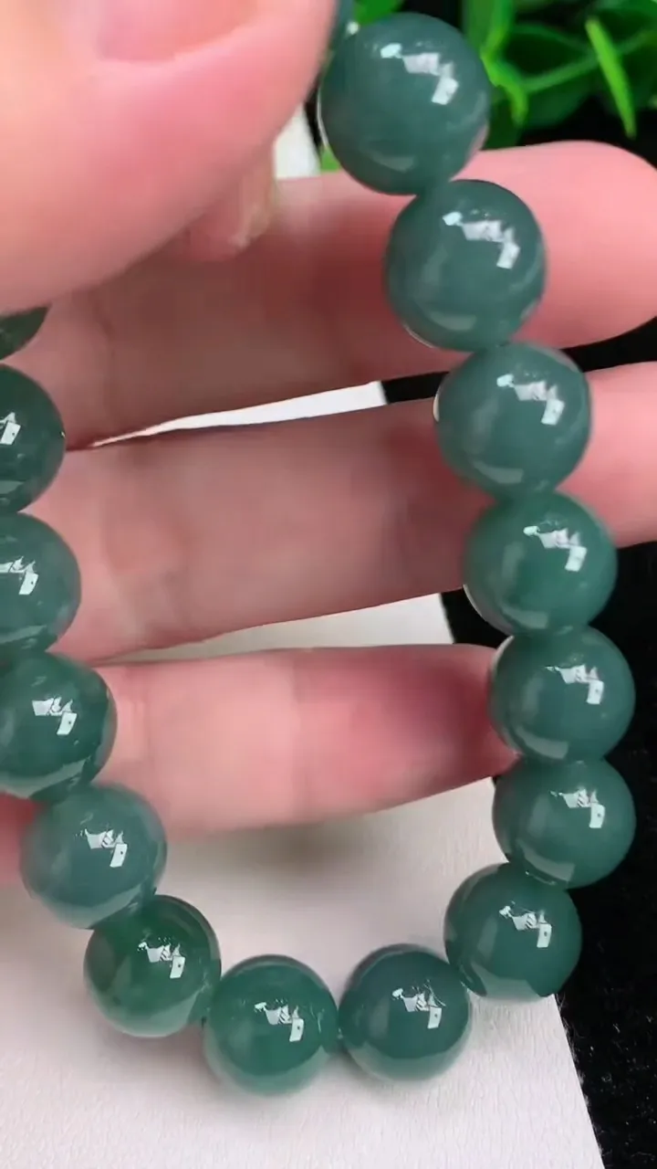 天然A货翡翠货蓝水圆珠手串18颗，尺寸11.8，重:49.61g6月25日
工厂直销收藏佳品,种好水足，色泽均匀，有种有色，上手高大气！