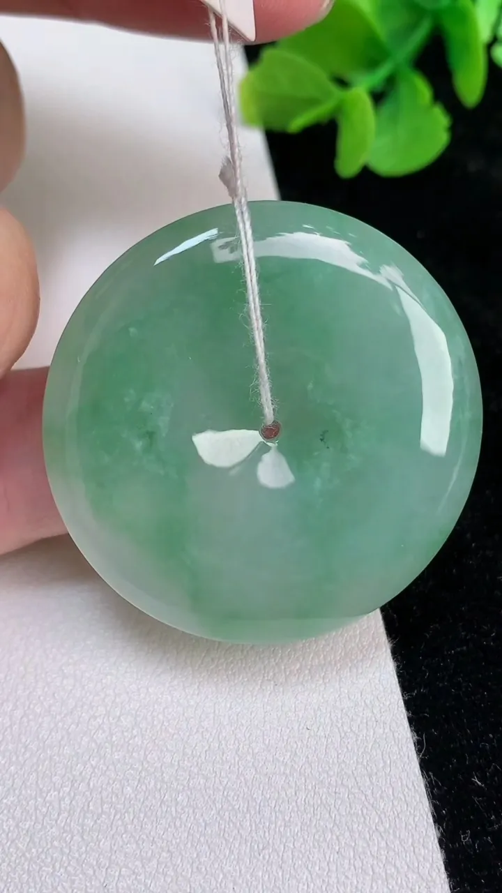 天然A货翡翠平安扣吊坠，尺寸37.6-5.6，重量:18.34g
6月25日