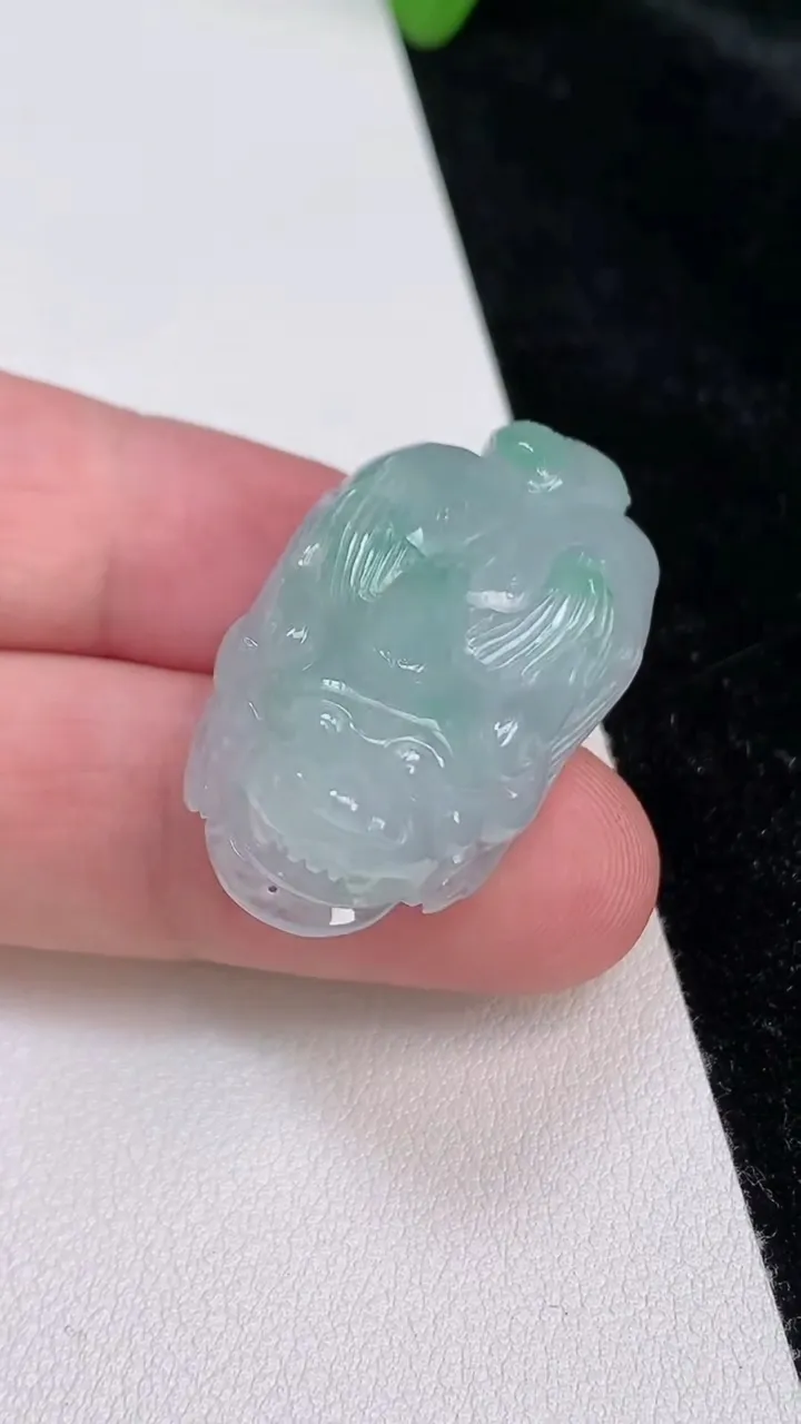 天然A货翡翠貔貅吊坠，尺寸 34.6-20.7-14，重:18.90g
6月25日