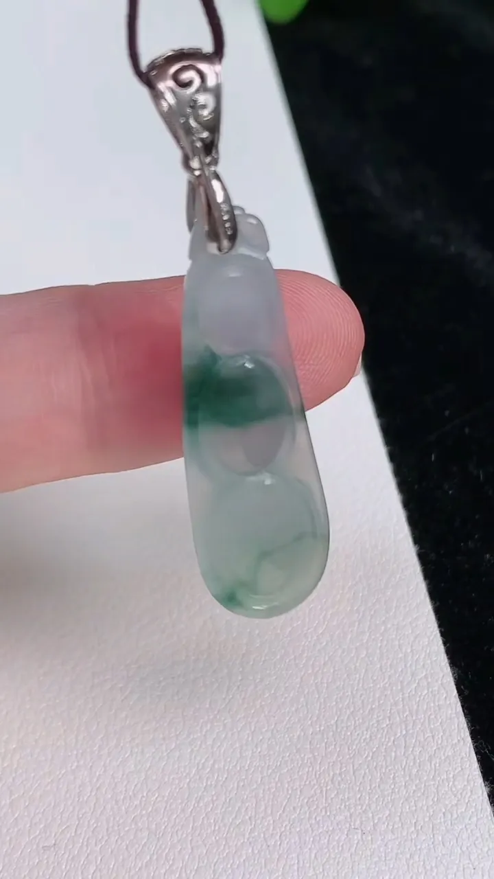 天然A货翡翠飘花福豆吊坠，尺寸35.3-21-5.5，重:3.22g
6月25日