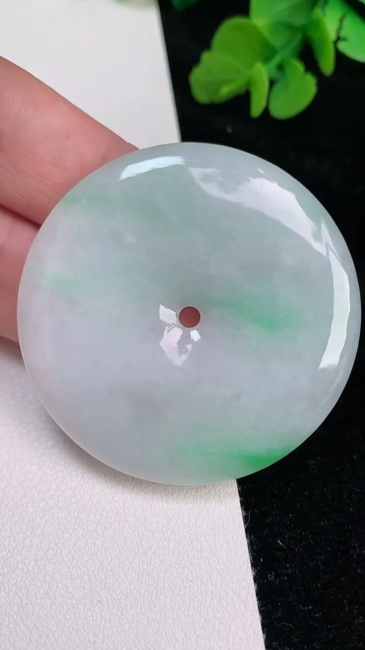 天然A货翡翠平安扣吊坠，尺寸48-5.6，重量:29.00g
6月25日