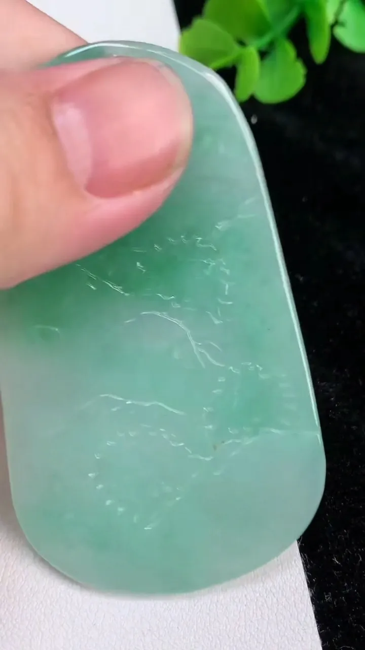 天然A货翡翠山水牌吊坠，尺寸68.6-39.7-5，重量:31.77g
6月25日