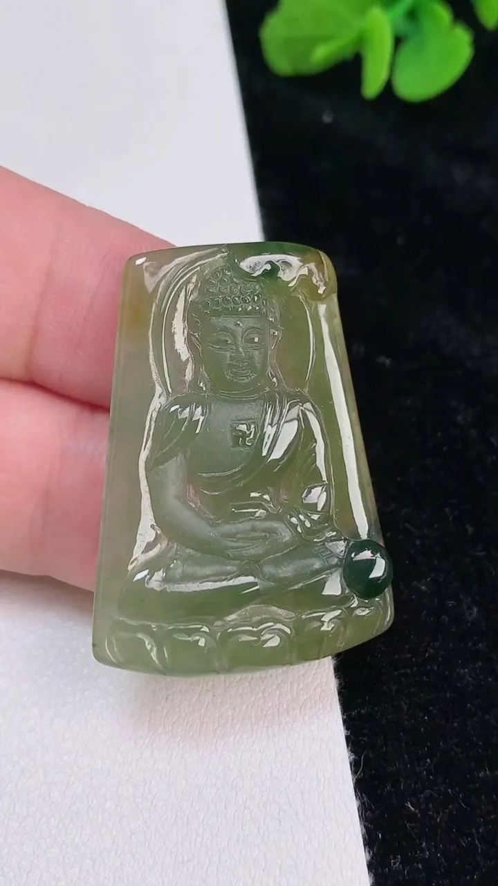 天然A货翡翠大日如来吊坠，尺寸35.5-26-3，重量:5.48g
6月25日