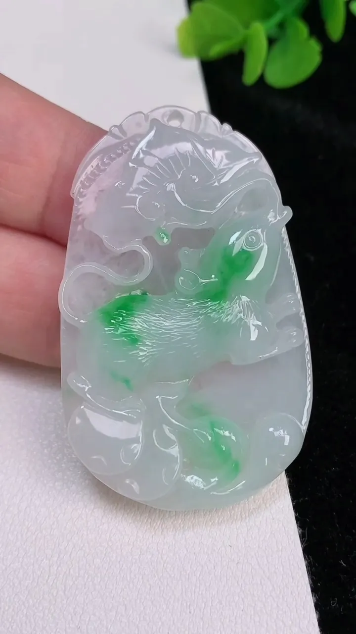 天然A货翡翠生肖鼠吊坠，尺寸50.3-32-5，重量:14.30g
6月25日
