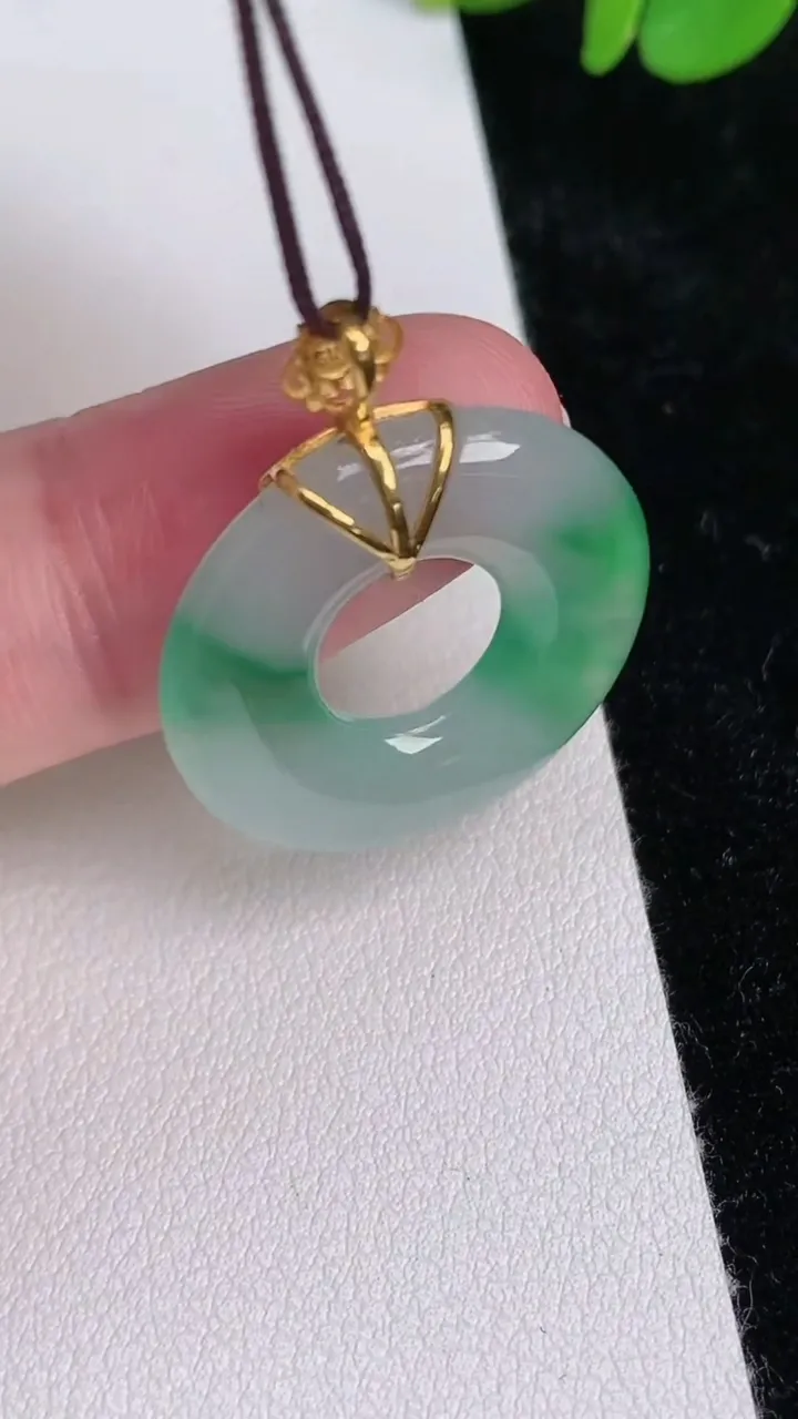 天然A货翡翠平安扣吊坠，尺寸24-3.7，重量:4.14g
6月25日