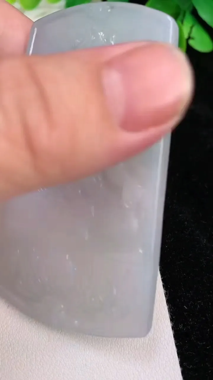 天然A货翡翠不动明王吊坠，尺寸74.6-47-5.3，重量:46.10g
6月25日