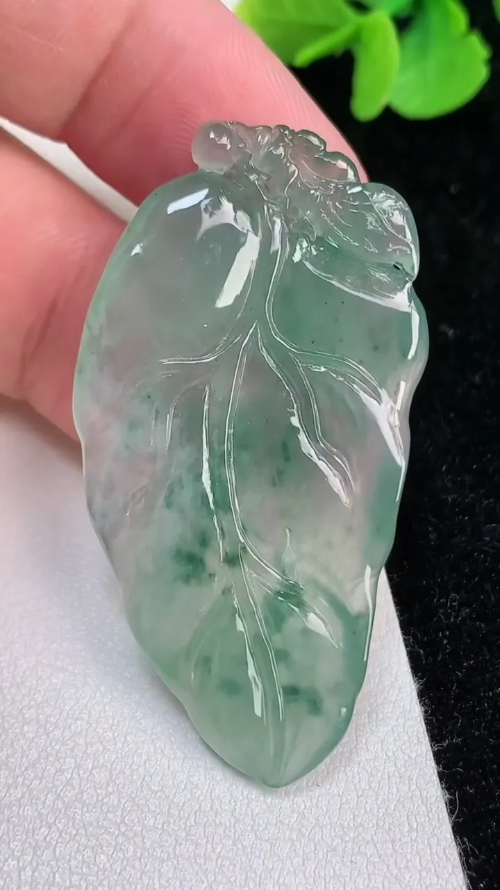 天然A货翡翠冰种飘花金枝玉叶 叶子吊坠，尺寸49-26-4.3，重量:9.71g
6月25日