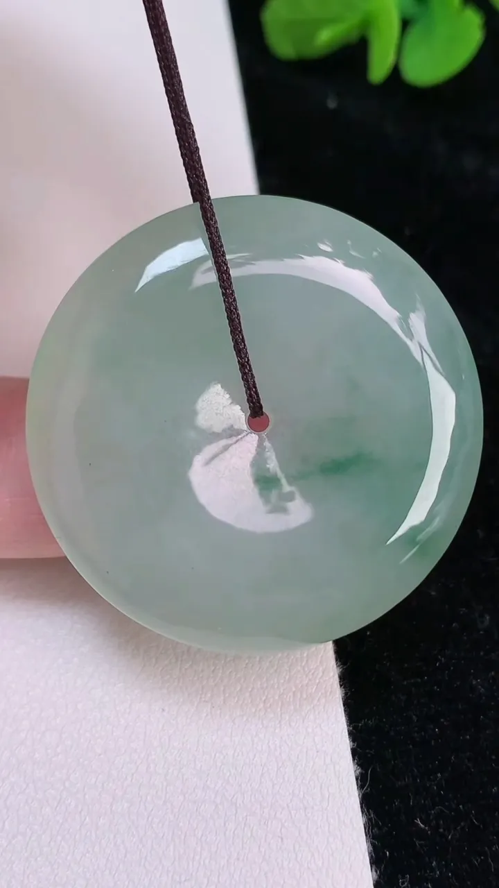 天然A货翡翠平安扣吊坠，尺寸36.4-5.7，重量:15.70g
6月25日