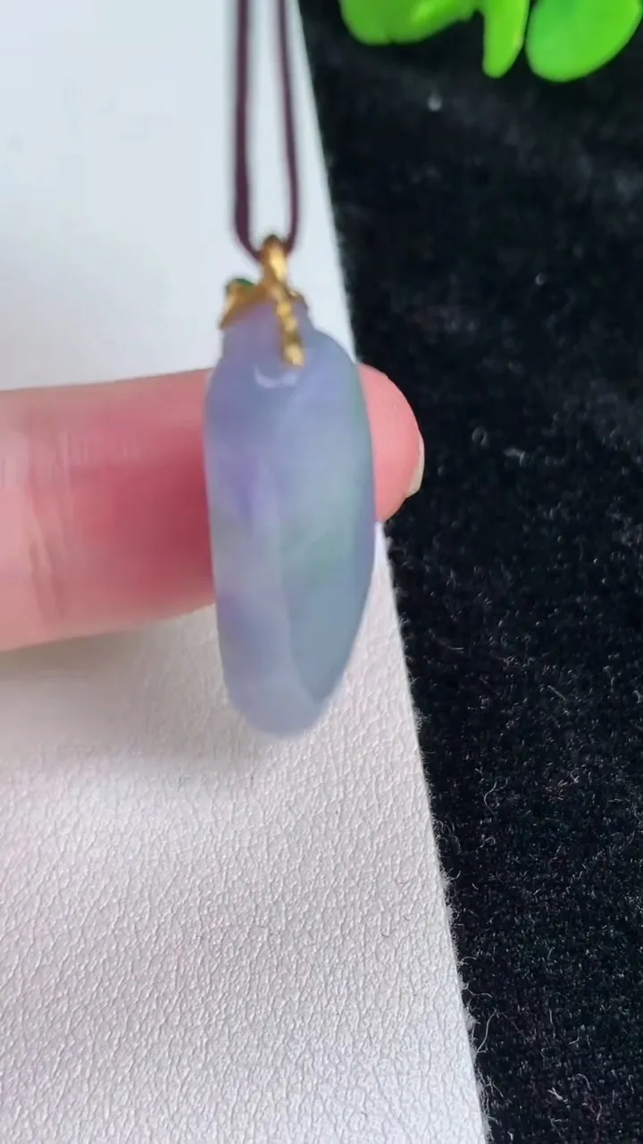 天然A货翡翠18k金春带彩紫罗兰福瓜吊坠，尺寸30-10.7-6.7，重量:4.03g
6月25日