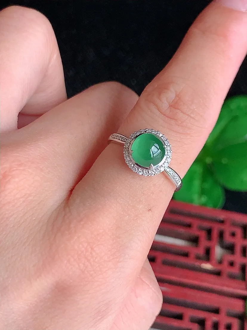 天然A货翡翠18K金伴钻镶嵌满绿蛋面戒指 圈口17.3裸石尺寸6.5mm 重量2.04g 0624