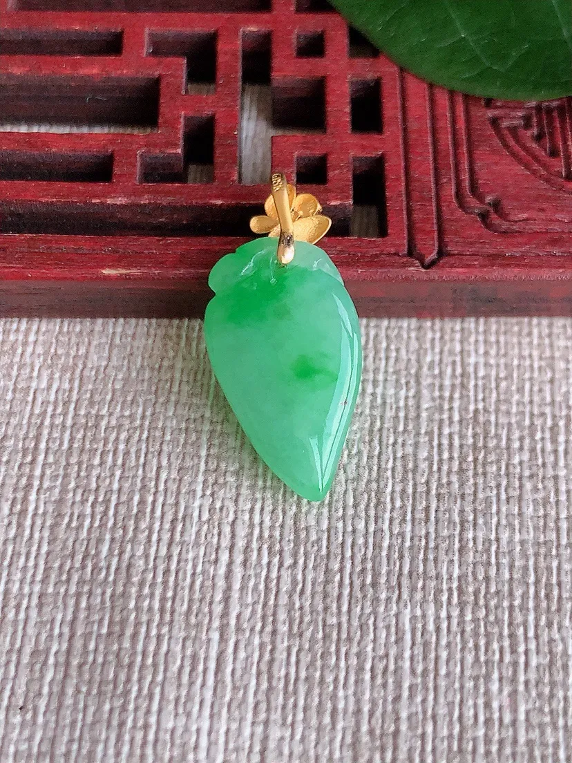 天然A货翡翠18K金扣头飘绿福瓜吊坠尺寸24.3×19.2×11×5.2m量2.12g 0624