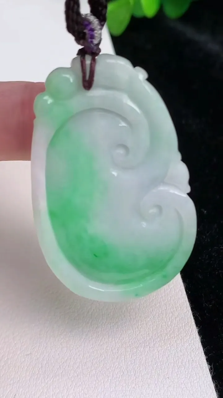 天然A货翡翠如意吊坠，尺寸49.2-30.3-7.4，重:25.22g
6月25日