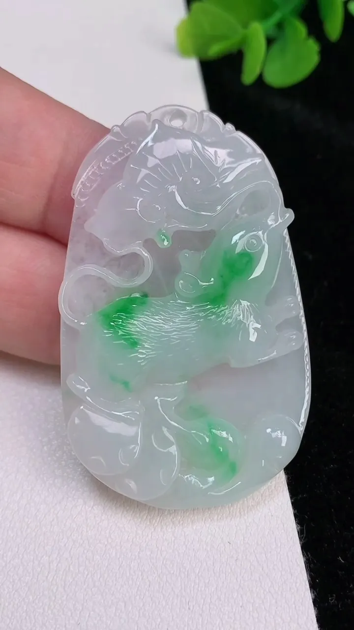 天然A货翡翠生肖鼠吊坠，尺寸50.3-32-5，重量:14.30g
6月25日
