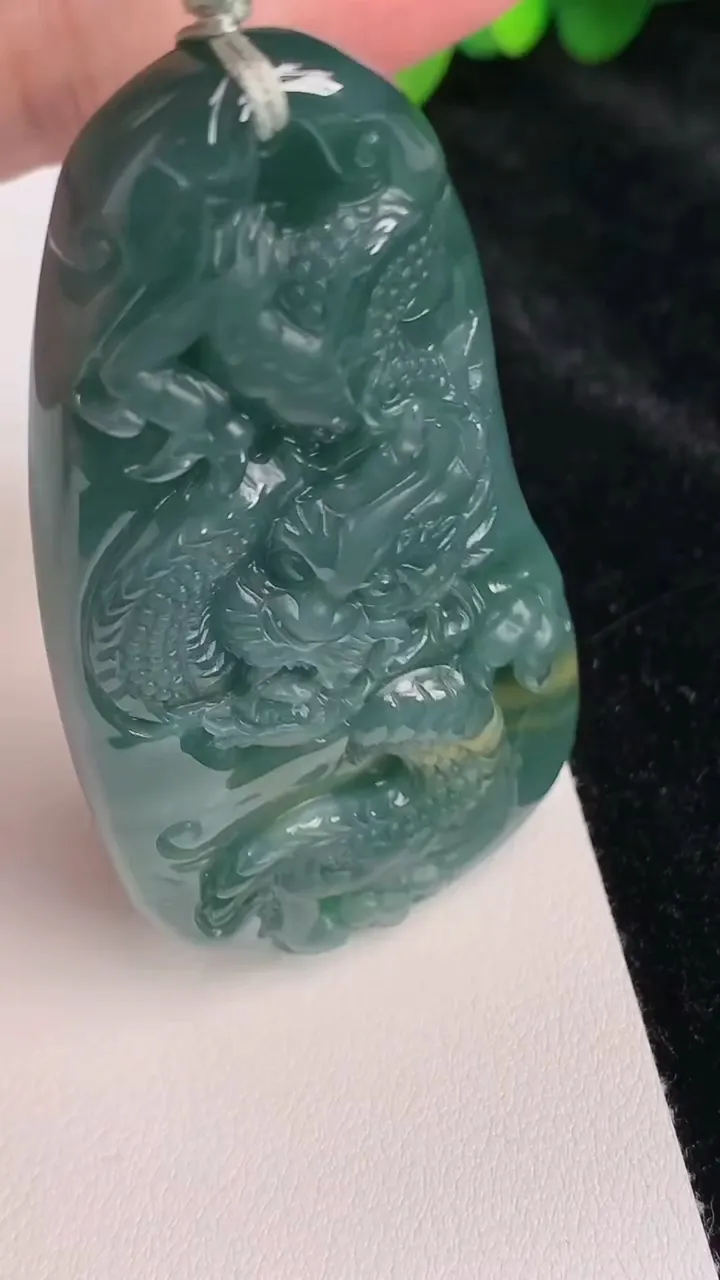 天然A货翡翠蓝水双彩龙牌吊坠，尺寸66.8-35.6-12，重:47.85g
6月25日