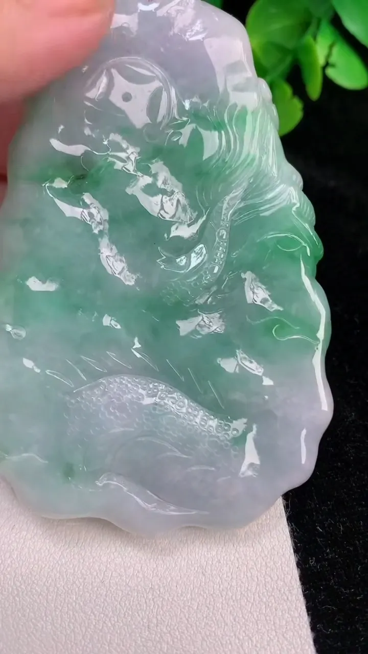 天然A货翡翠龙牌吊坠，尺寸79.2-50-11.3，重量:83.04g
6月25日