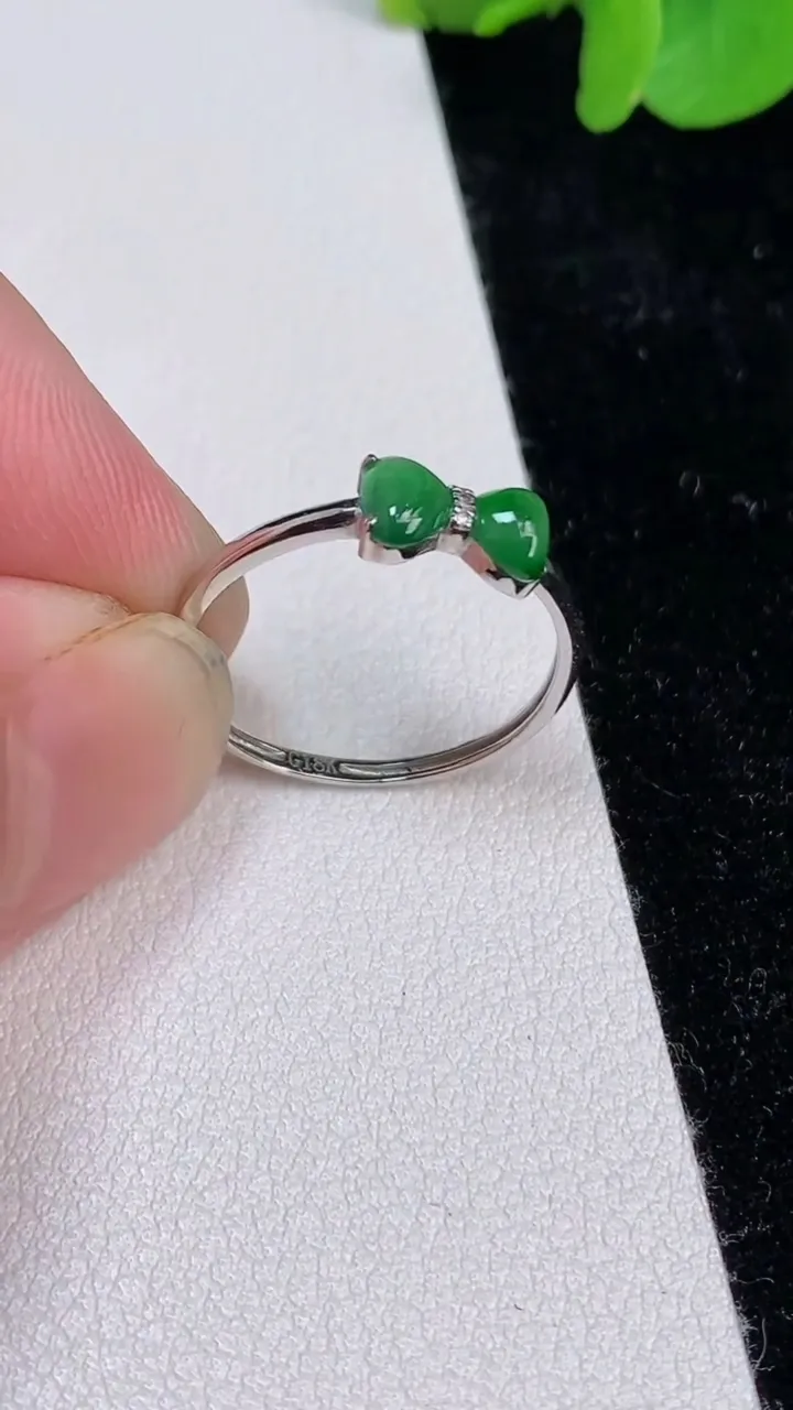 天然A货翡翠蝴蝶结戒指，尺寸17-8-4.8，重量:0.94g2025年6月25日
工厂直销收藏佳品,种好水足，色泽均匀，有种有色，上手高大气！