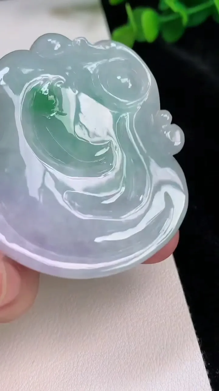 天然A货翡翠春带彩 紫罗兰逍遥佛吊坠，尺寸53.5-51.3-13.6，重:66.60g
6月25日