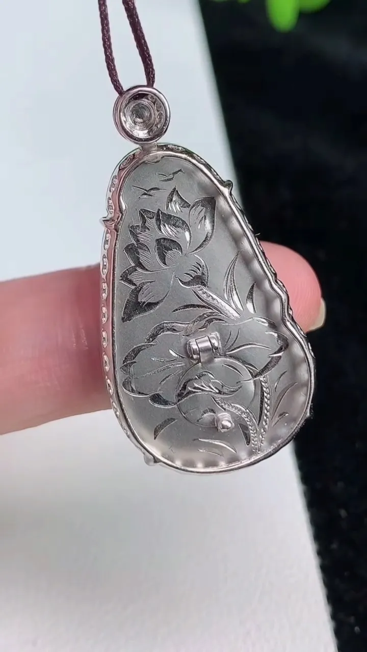 天然A货翡翠如意吊坠，尺寸36-30.2-19.3-5.3，重量:6.45g
6月25日