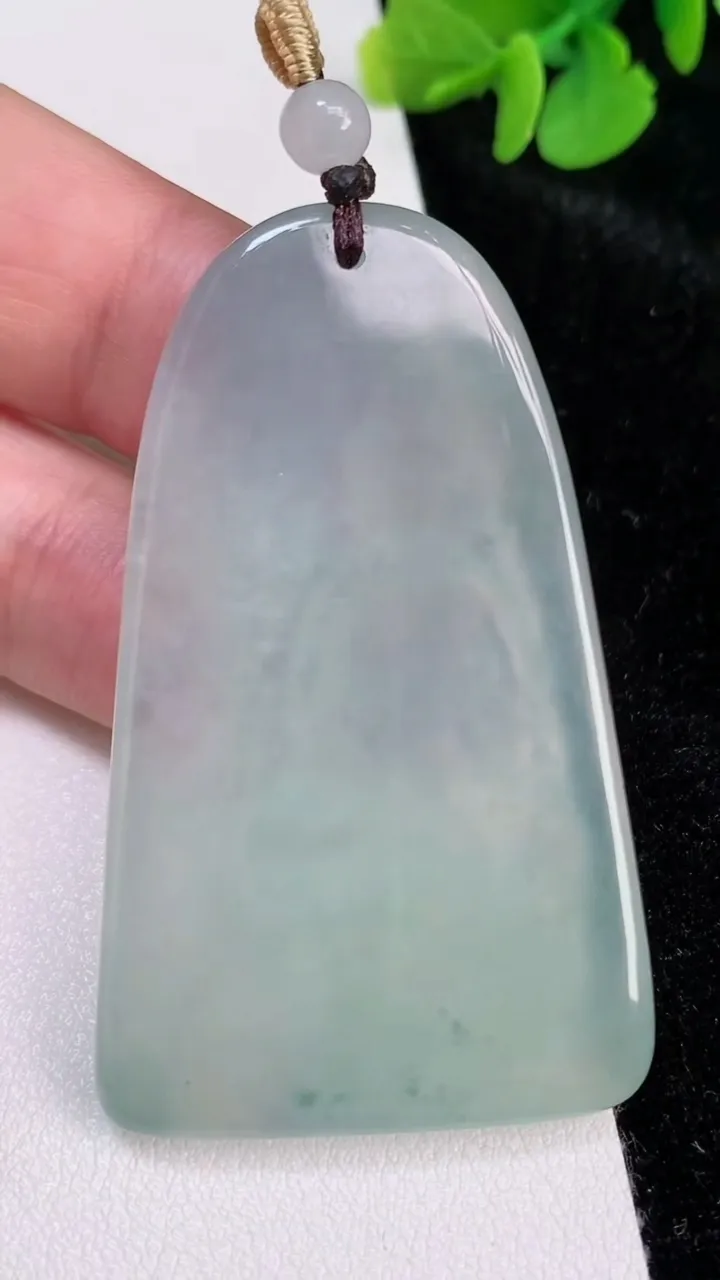 天然A货翡翠飘花观音菩萨吊坠，尺寸54-32.8-5.7，重量:24.17g
6月25日