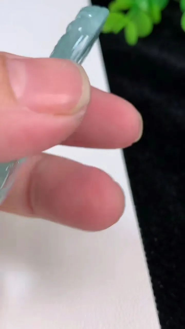 天然A货翡翠观音菩萨吊坠，尺寸66.8-39.7-6.1，重量:30.65g
6月25日