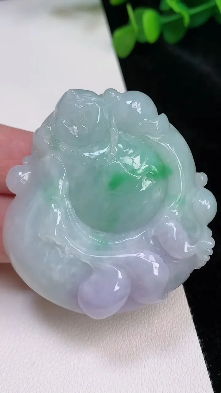 天然A货翡翠春带彩 紫罗兰逍遥佛吊坠，尺寸53.5-51.3-13.6，重:66.60g
6月25日