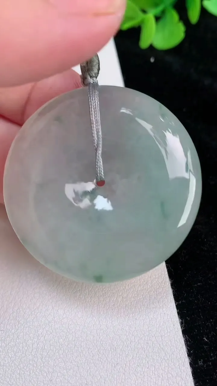 天然A货翡翠飘花平安扣吊坠，尺寸39.6-5.7，重量:19.60g
6月25日