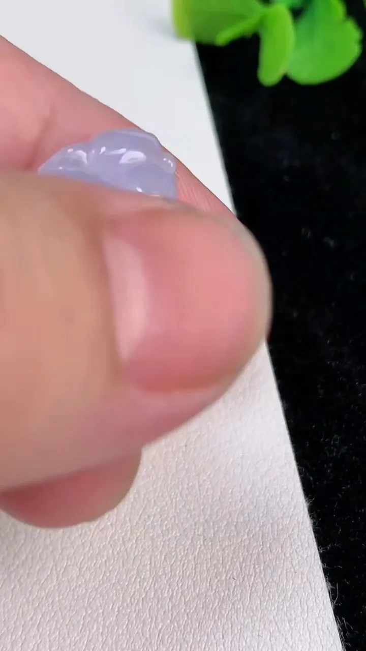 天然A货翡翠紫罗兰福瓜吊坠，尺寸31.6-17-10，重量:8.32g
6月25日