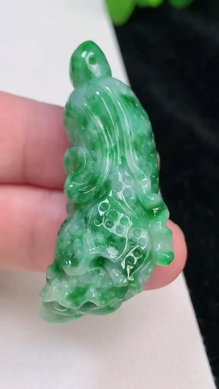 天然A货翡翠白菜吊坠，尺寸49-20.5-15.2，重:22.36g
6月25日