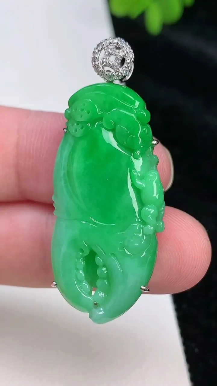 天然A货翡翠蟹钳吊坠，尺寸45-37-18.2-7.5重量:8.12g
6月25日