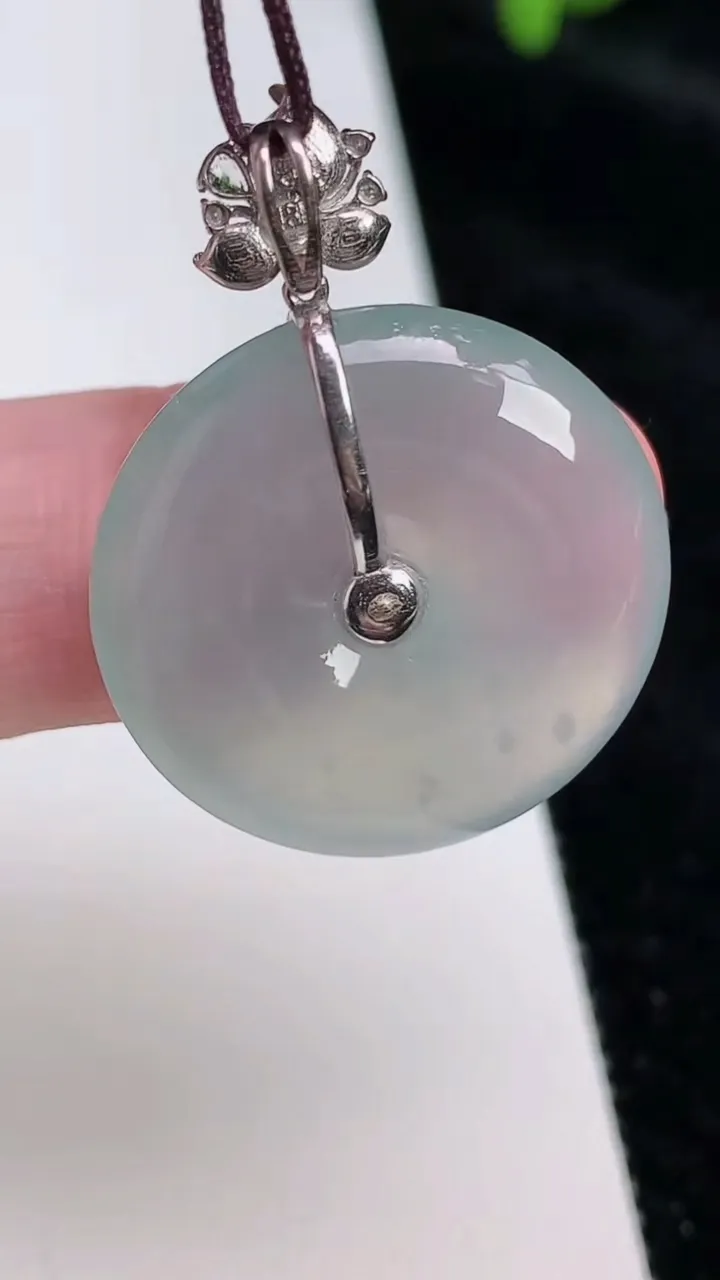 天然A货翡翠平安扣吊坠，尺寸24-5，重量:6.68g
6月25日