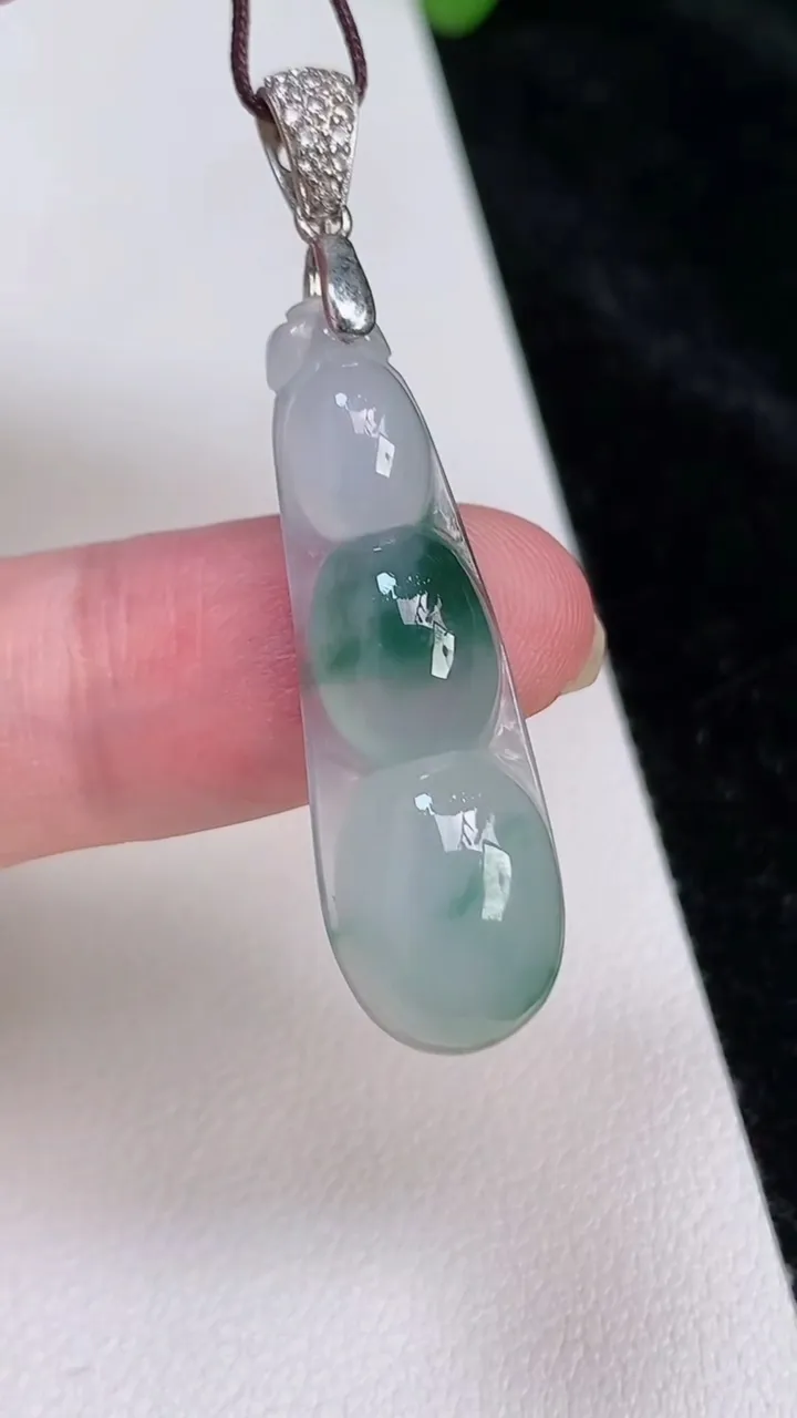 天然A货翡翠飘花福豆吊坠，尺寸35.3-21-5.5，重:3.22g
6月25日