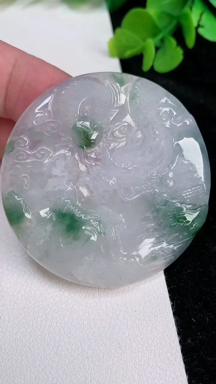 天然A货翡翠龙牌吊坠，尺寸52-5.3，重量:28.85g
6月25日