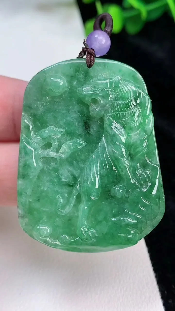 天然A货翡翠生肖虎吊坠，尺寸48.3-37.2-6.2，重:21.14g
6月25日