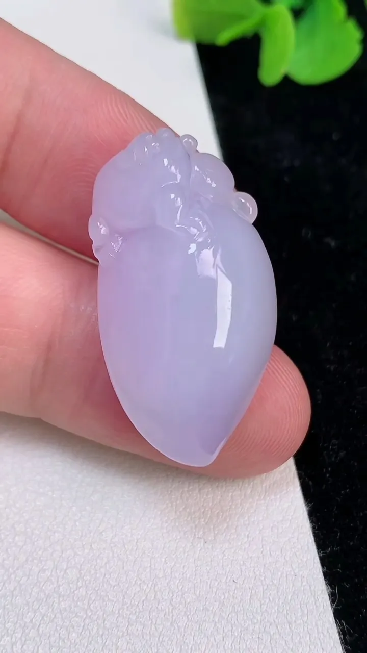 天然A货翡翠紫罗兰福瓜吊坠，尺寸31.6-17-10，重量:8.32g
6月25日