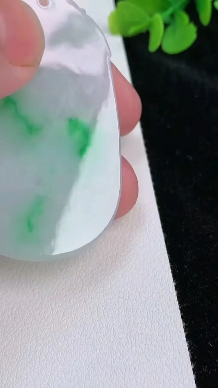 天然A货翡翠生肖鼠吊坠，尺寸50.3-32-5，重量:14.30g
6月25日
