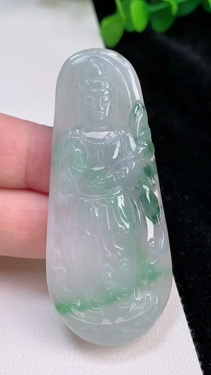 天然A货翡翠大势至菩萨吊坠，尺寸69-30-6，重:27.23g
6月25日