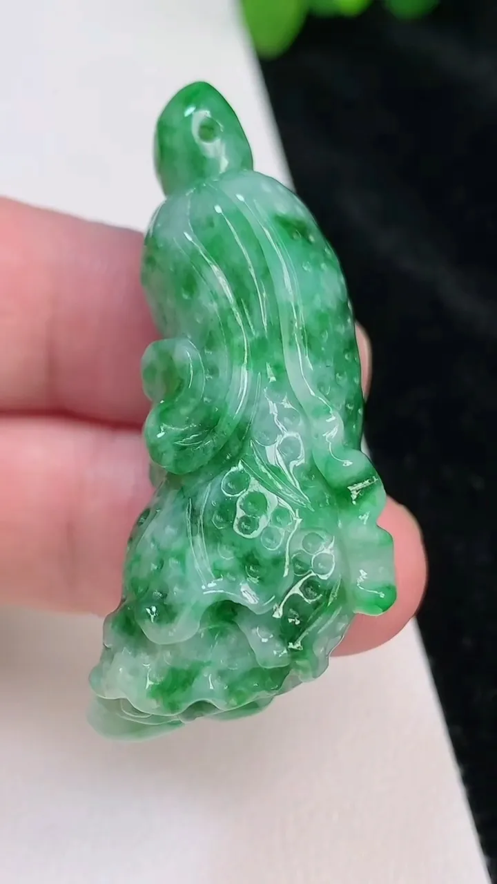 天然A货翡翠白菜吊坠，尺寸49-20.5-15.2，重:22.36g
6月25日