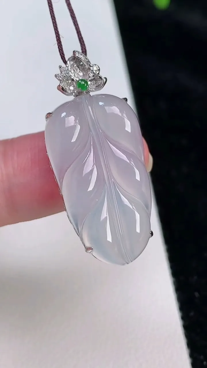 天然A货翡翠种金枝玉叶 叶子吊坠，尺寸35-26.8-15.7-6.5，重量:4.87g
6月25日