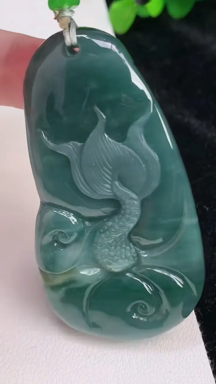 天然A货翡翠蓝水双彩龙牌吊坠，尺寸66.8-35.6-12，重:47.85g
6月25日