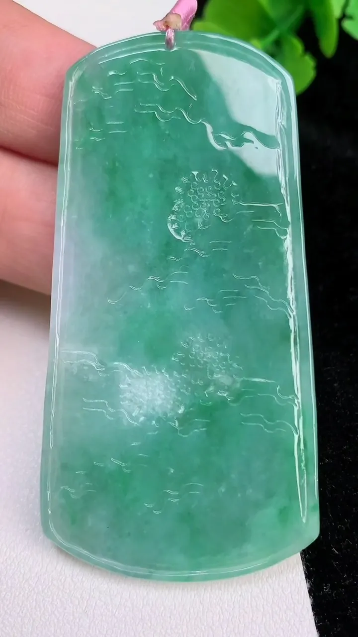 天然A货翡翠山水牌吊坠，尺寸69-35.2-4.8，重量:31.14g
6月25日
