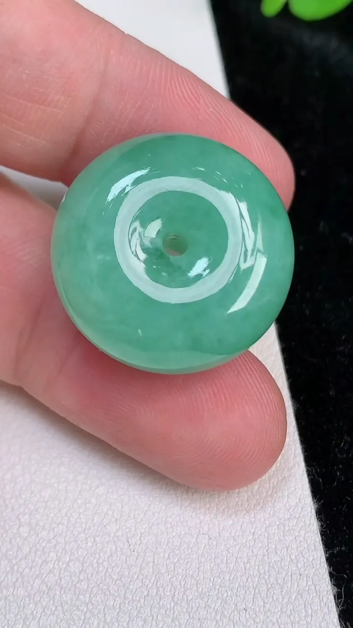 天然A货翡翠平安扣吊坠，尺寸22.8-11.3，重量:12.58g
6月25日