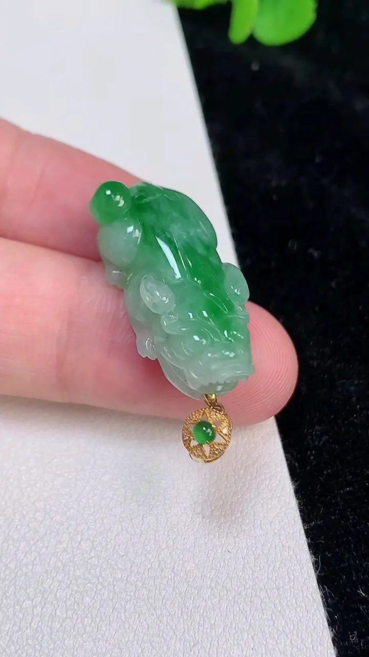 天然A货翡翠貔貅吊坠，尺寸2894-13.8-8.4，重量:6.74g
6月25日