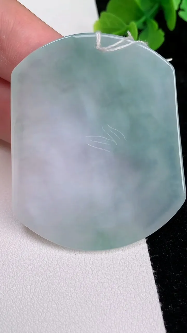 天然A货翡翠生肖猪吊坠，尺寸54.7-45-5.8，重量:32.35g
6月25日