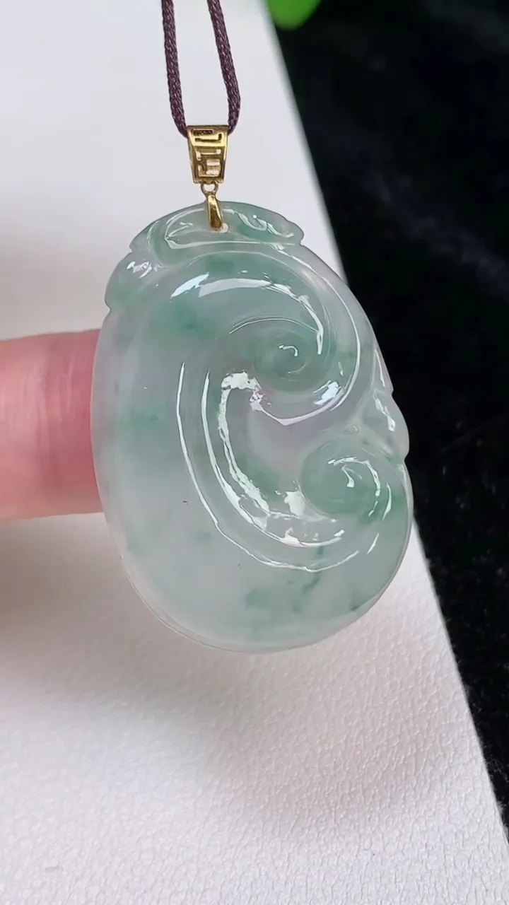 天然A货翡翠 18k 金飘花如意吊坠，尺寸 34-24.8-4.2，重:6.32g
6月25日